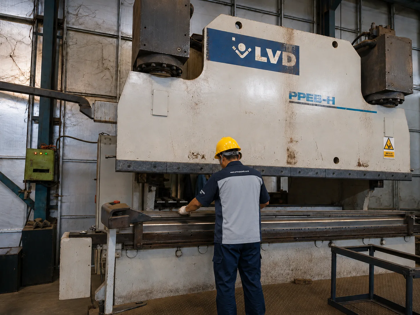 industrial workshop with metal press machine web 1600